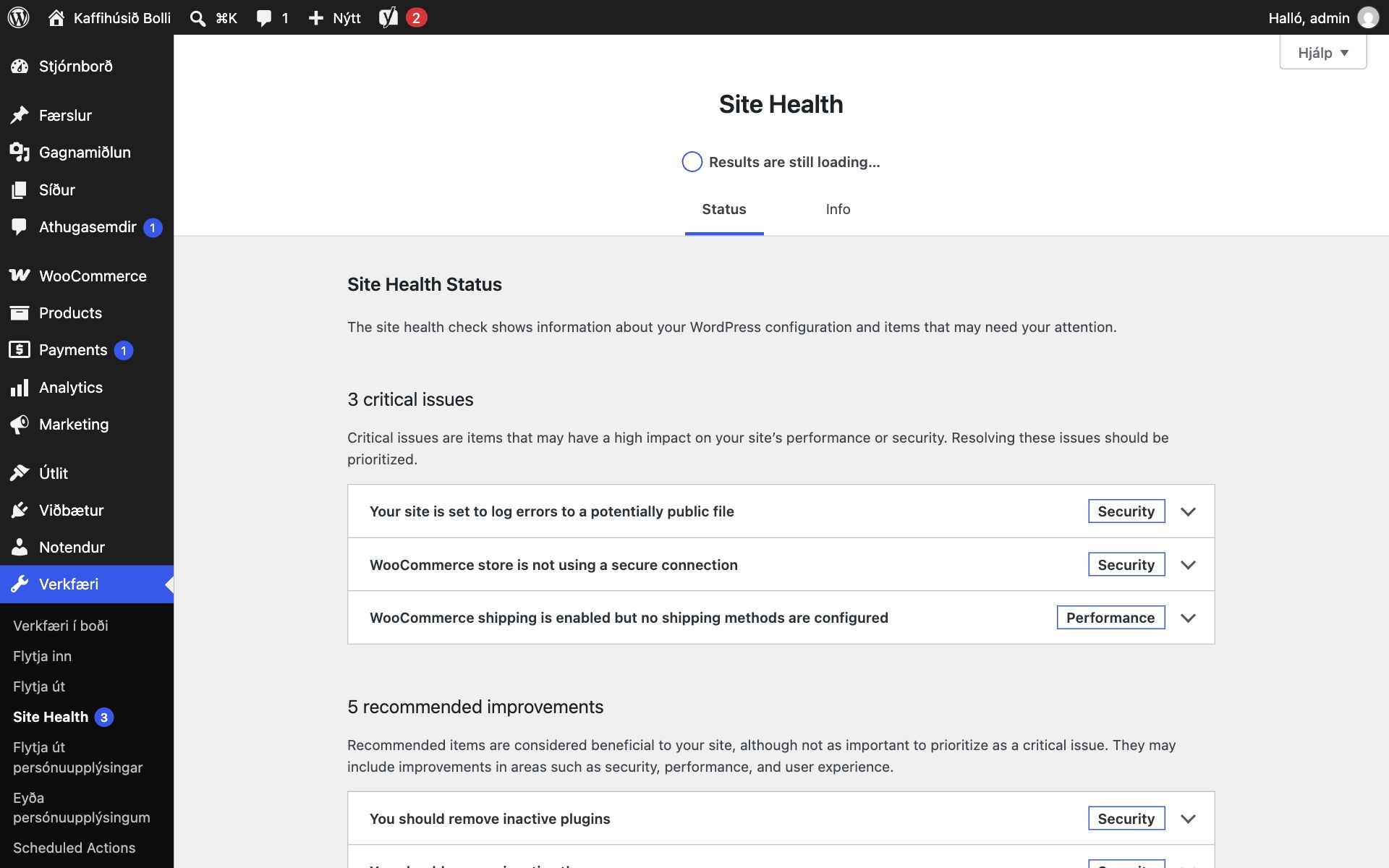 Site Health-síðan í WordPress á Status-flipanum. Undir 3 critical issues eru atriðin: Your site is set to log errors to a potentially public file (Security), WooCommerce store is not using a secure connection (Security) og WooCommerce shipping is enabled but no shipping methods are configured (Performance). Neðar eru 5 recommended improvements, þar á meðal You should remove inactive plugins.