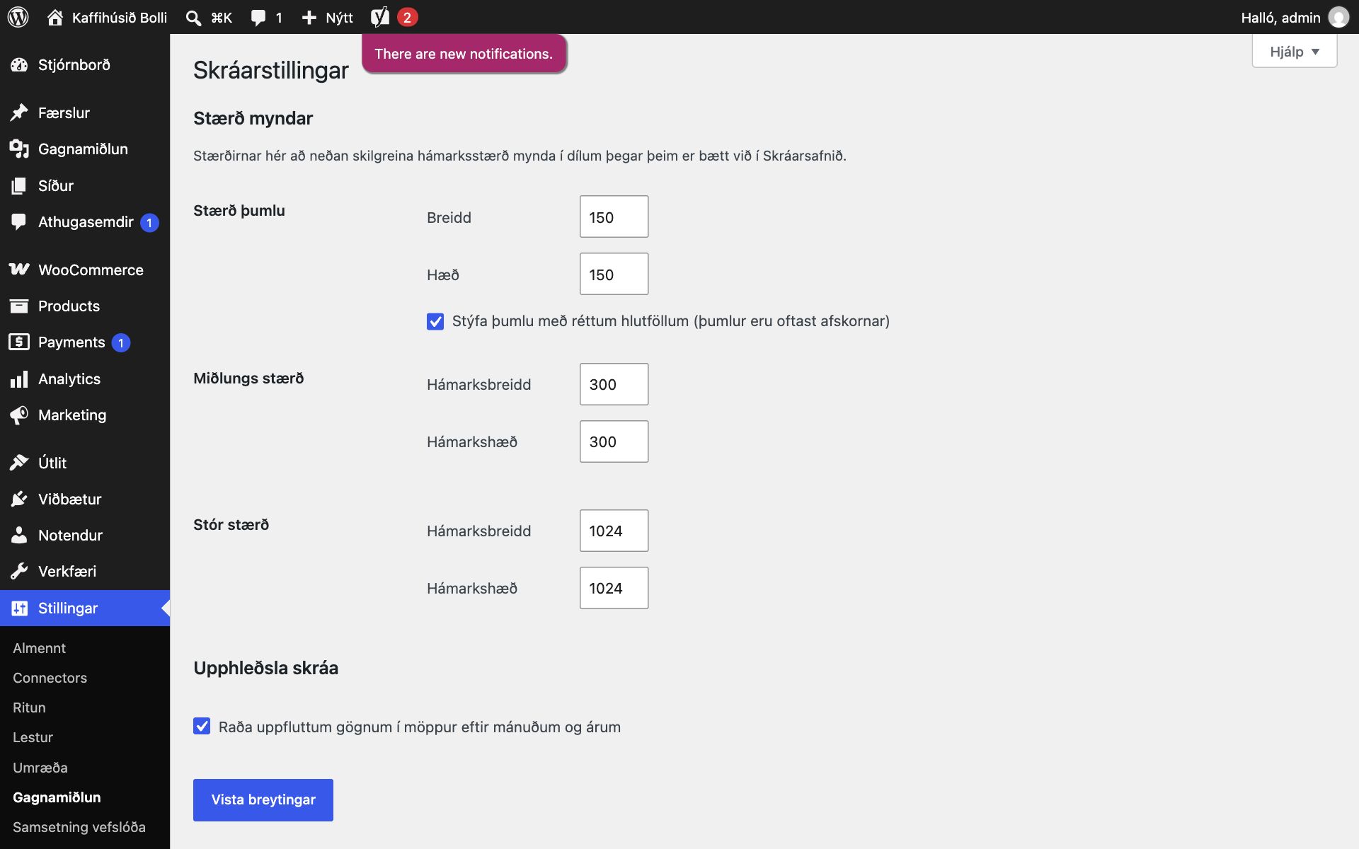 Síðan Skráarstillingar í WordPress undir Stillingar → Gagnamiðlun. Stærð þumlu er 150 × 150 dílar, miðlungs stærð að hámarki 300 × 300 og stór stærð að hámarki 1024 × 1024. Neðst er hakað við að raða uppfluttum gögnum í möppur eftir mánuðum og árum, og hnappurinn Vista breytingar.
