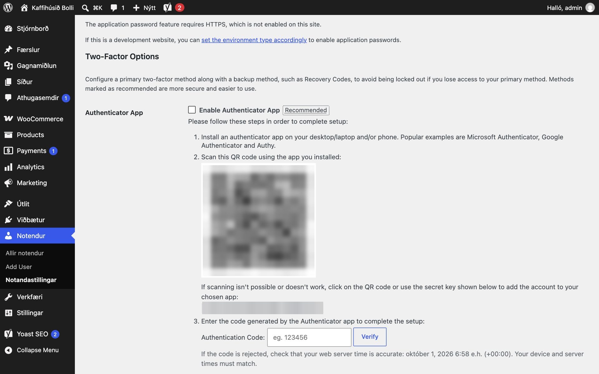 Hlutinn Two-Factor Options á prófílsíðu í WordPress. Við Authenticator App er hakreiturinn „Enable Authenticator App“ merktur Recommended, og fyrir neðan eru þrjú skref: setja upp auðkennisapp, skanna QR-kóða sem sést á myndinni, og slá inn kóða í reitinn Authentication Code með hnappinum Verify.