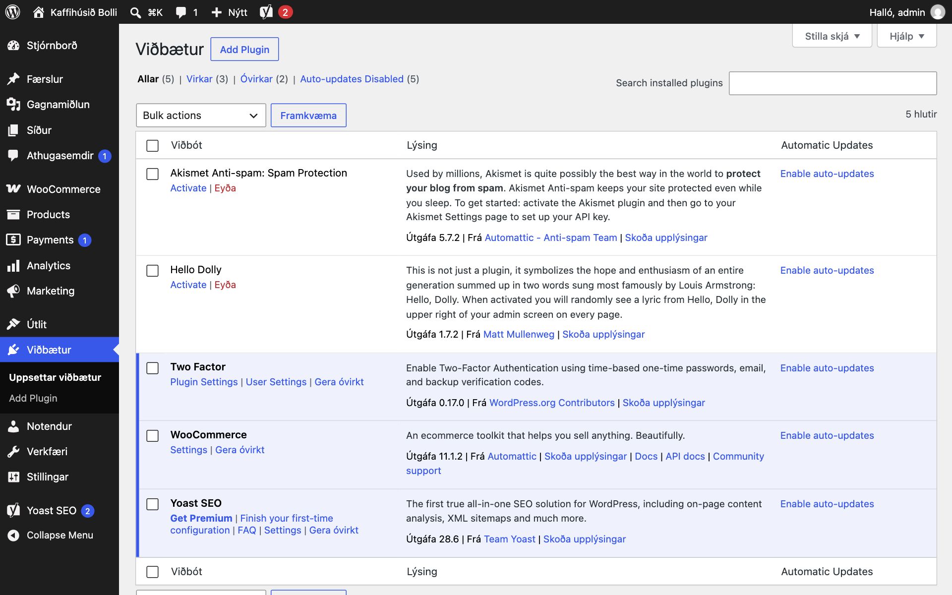 Viðbótasíðan í WordPress með fimm viðbótum: Akismet Anti-spam og Hello Dolly, sem eru óvirkar, og Two Factor, WooCommerce og Yoast SEO, sem eru virkar. Í dálkinum Automatic Updates er tengillinn „Enable auto-updates“ við hverja viðbót. Efst stendur „Auto-updates Disabled (5)“.