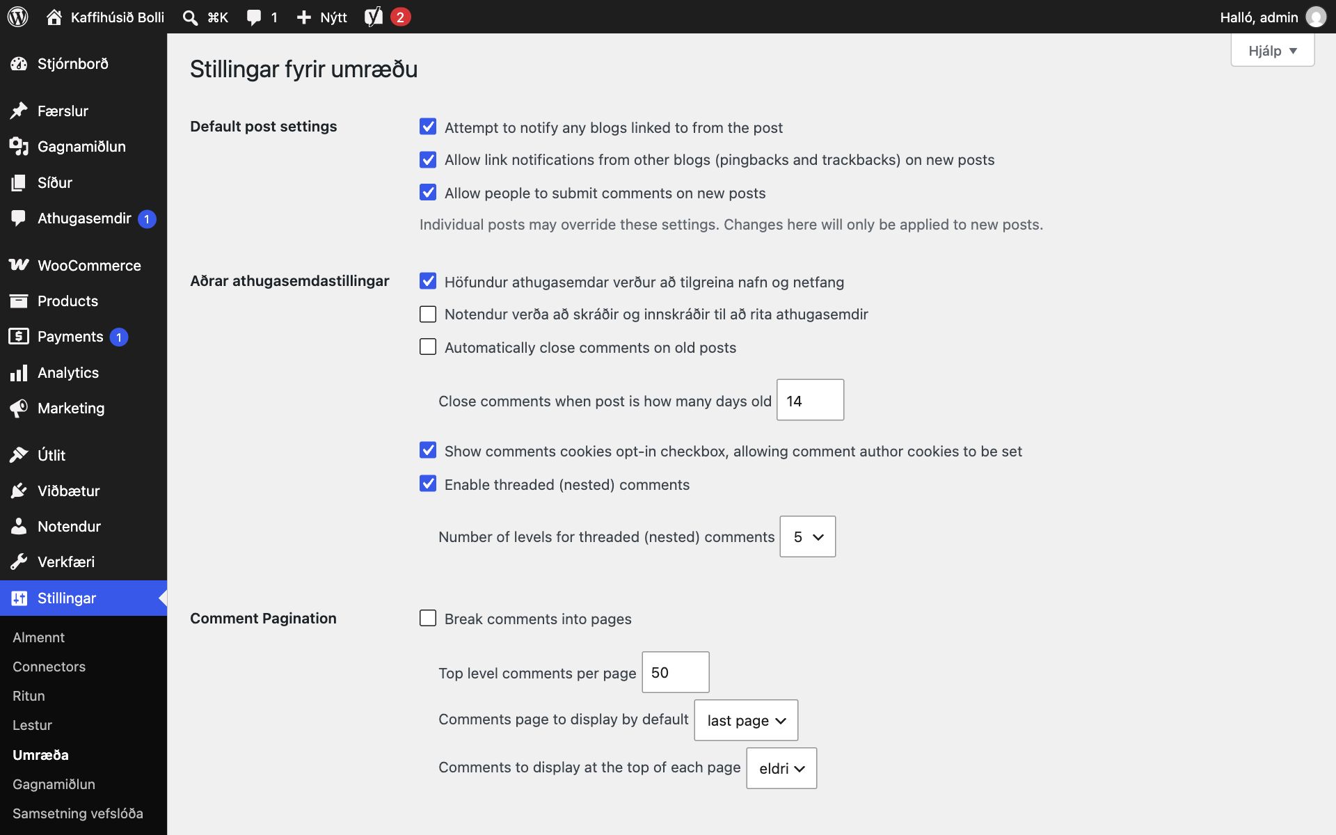 Síðan „Stillingar fyrir umræðu“ í WordPress. Hakað er við að leyfa athugasemdir á nýjum færslum og að höfundur athugasemdar verði að tilgreina nafn og netfang. Neðar eru stillingar fyrir lokun athugasemda, hreiðraðar athugasemdir og síðuskiptingu.