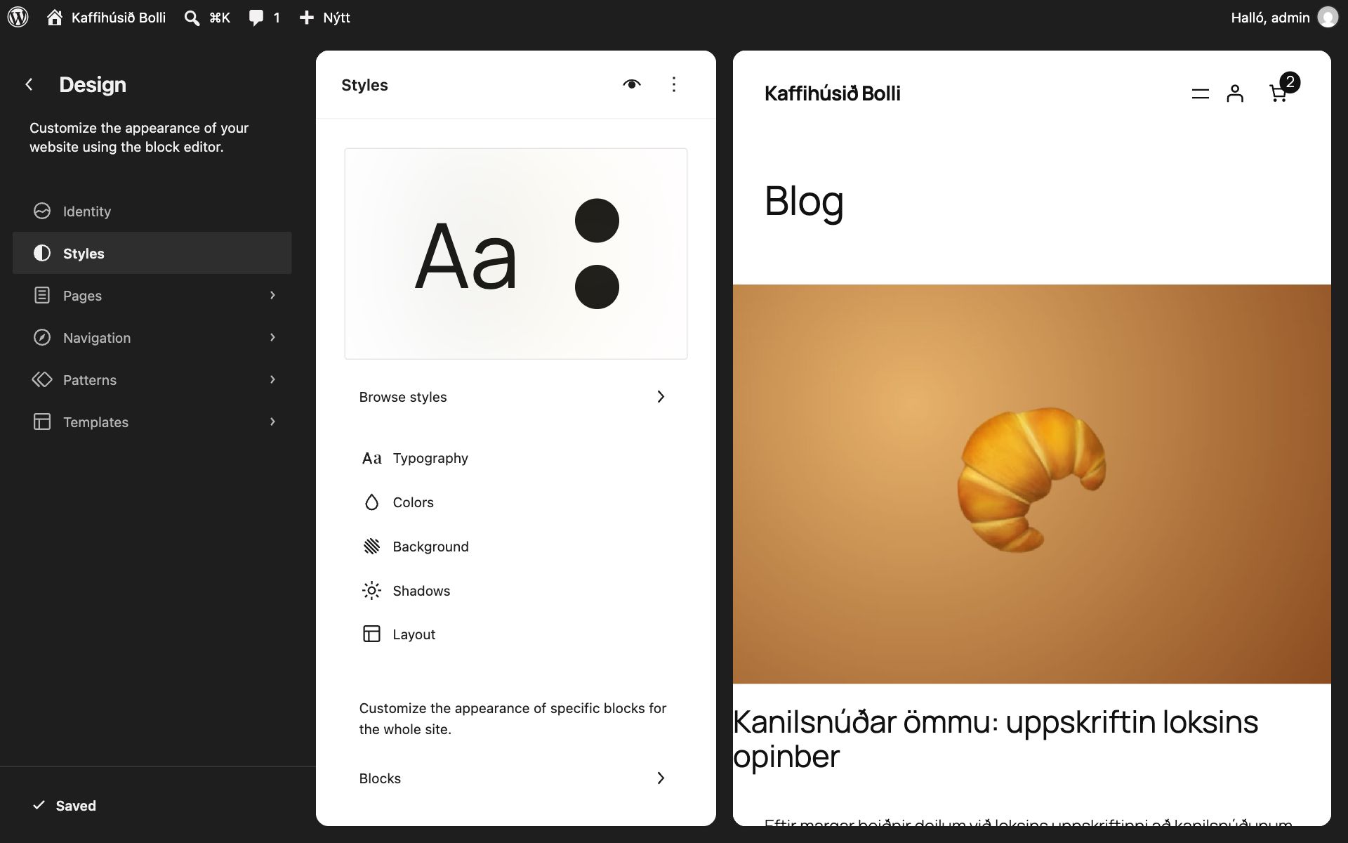 Styles-spjaldið í Site Editor með stílsýnishorni efst og atriðunum Browse styles, Typography, Colors, Background, Shadows, Layout og Blocks. Hægra megin er forskoðun af bloggsíðu Kaffihússins Bolla.