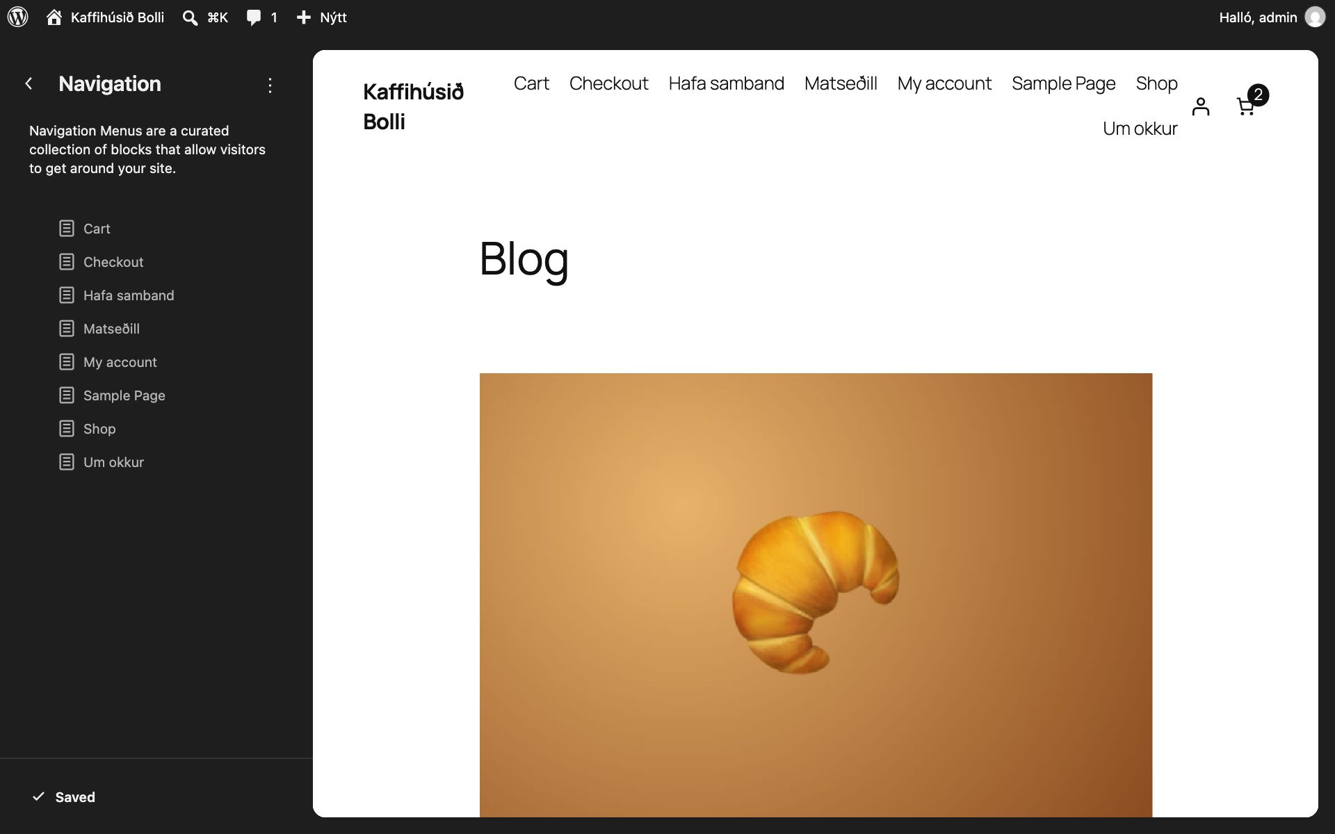Navigation-yfirlitið í Site Editor. Vinstra megin er listi yfir átta síður: Cart, Checkout, Hafa samband, Matseðill, My account, Sample Page, Shop og Um okkur. Hægra megin sést sama valmynd efst á vef Kaffihússins Bolla.