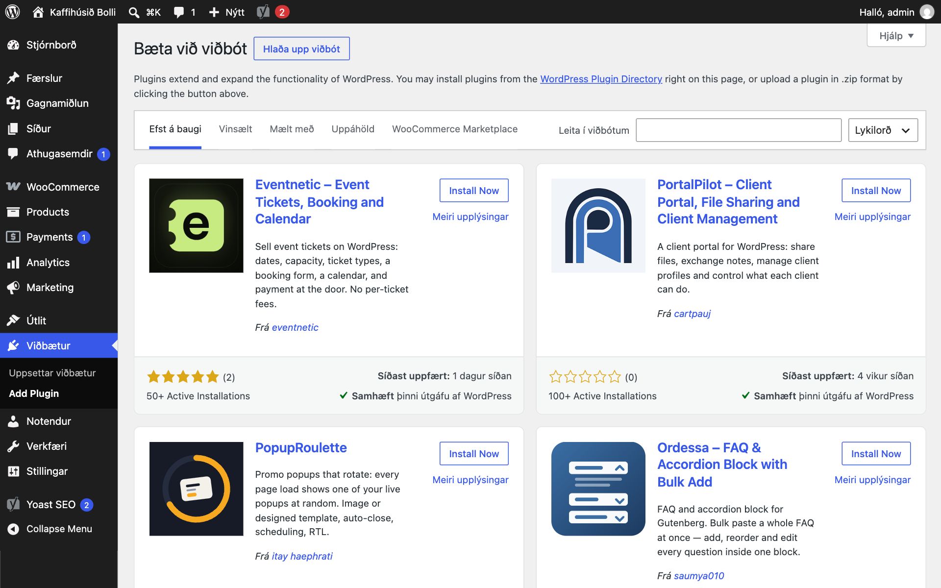 Síðan „Bæta við viðbót“ með flipunum Efst á baugi, Vinsælt, Mælt með, Uppáhöld og WooCommerce Marketplace. Viðbætur birtast á kortum með hnappinum Install Now, stjörnugjöf, fjölda virkra uppsetninga og hvenær þær voru síðast uppfærðar.