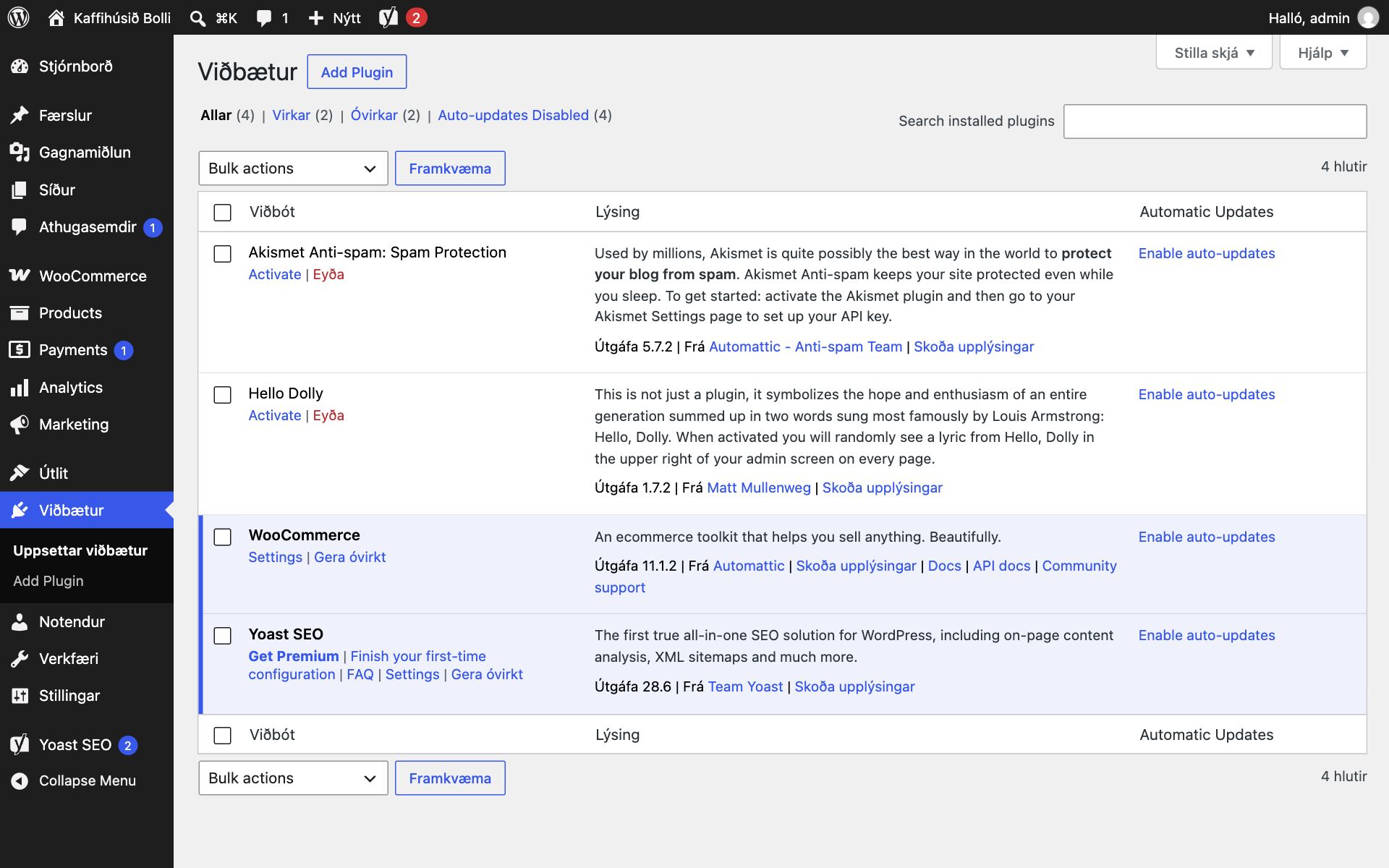 Síðan Viðbætur í WordPress með fjórum viðbótum: Akismet Anti-spam og Hello Dolly, sem eru óvirkar, og WooCommerce og Yoast SEO, sem eru virkar. Hægra megin er dálkurinn Automatic Updates með tenglinum Enable auto-updates við hverja viðbót.