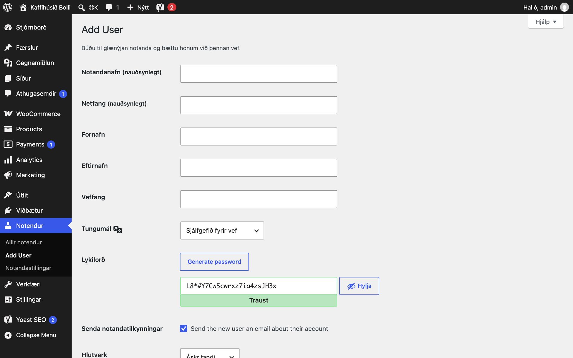 Síðan Add User í WordPress með reitum fyrir notandanafn, netfang, fornafn, eftirnafn, veffang og tungumál. Undir Lykilorð er búið að búa til lykilorð og grænn mælir segir „Traust“. Hakað er við að senda nýjum notanda tölvupóst.