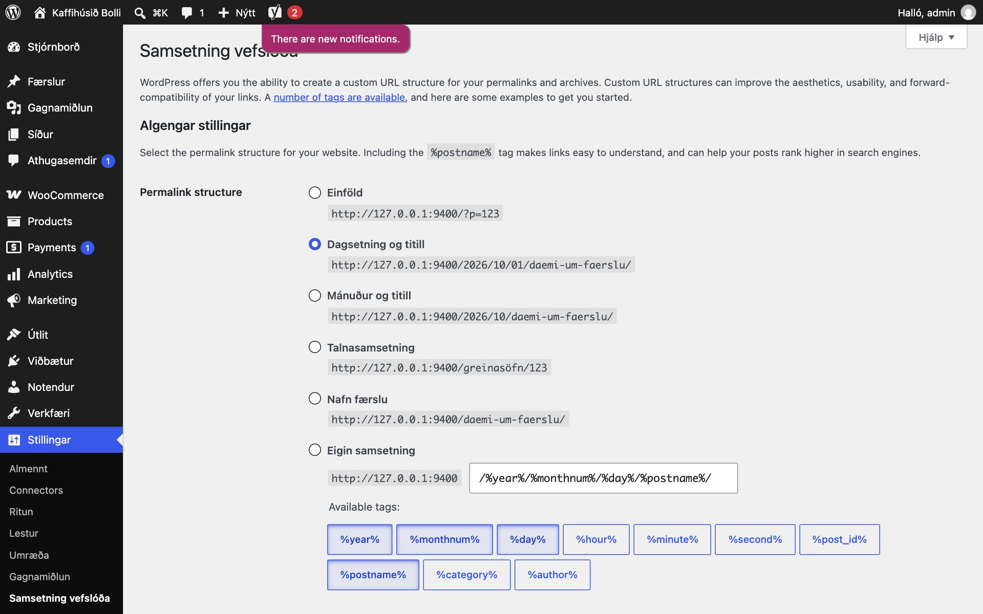 Síðan Samsetning vefslóða í WordPress með valkostunum Einföld, Dagsetning og titill (valið), Mánuður og titill, Talnasamsetning, Nafn færslu og Eigin samsetning, hver með dæmi um slóð.